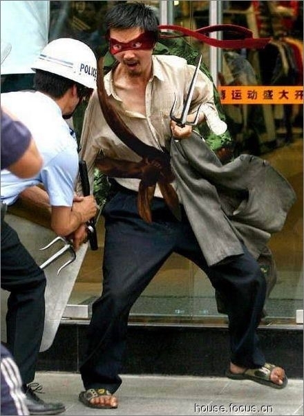春熙路不速“刀客”照遭網友PS圖1